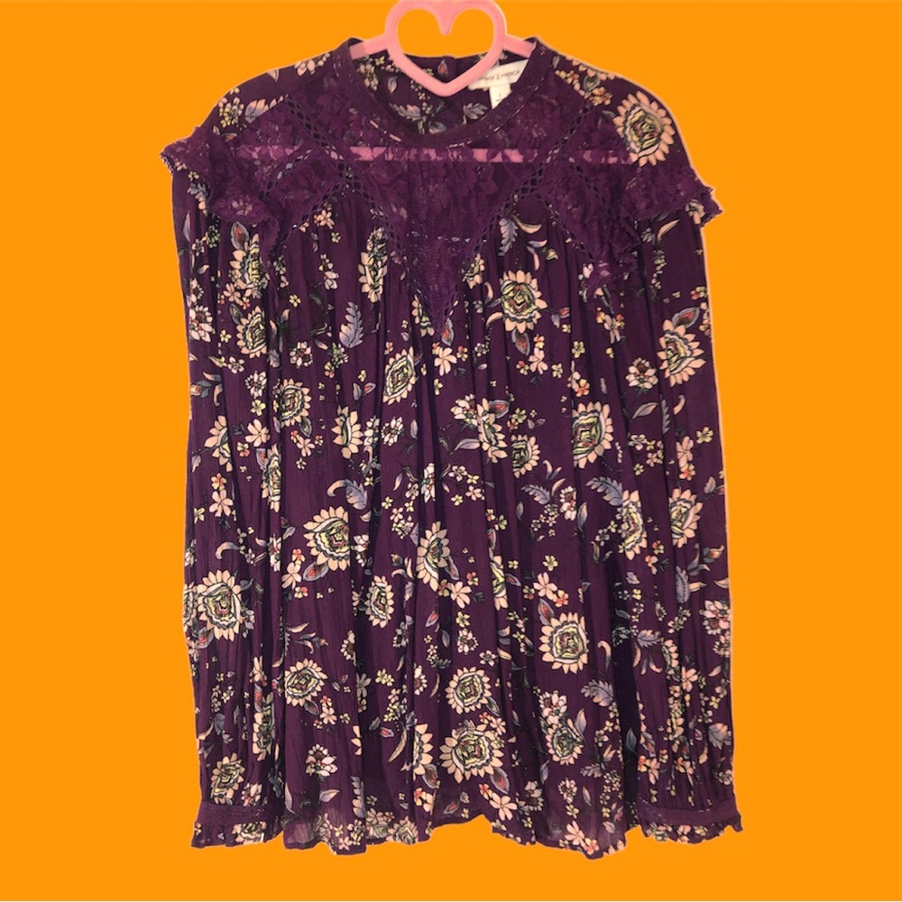 Cute floral blouse with lace details